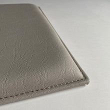 Charger l'image dans la galerie, Carreau de cuir gris clair